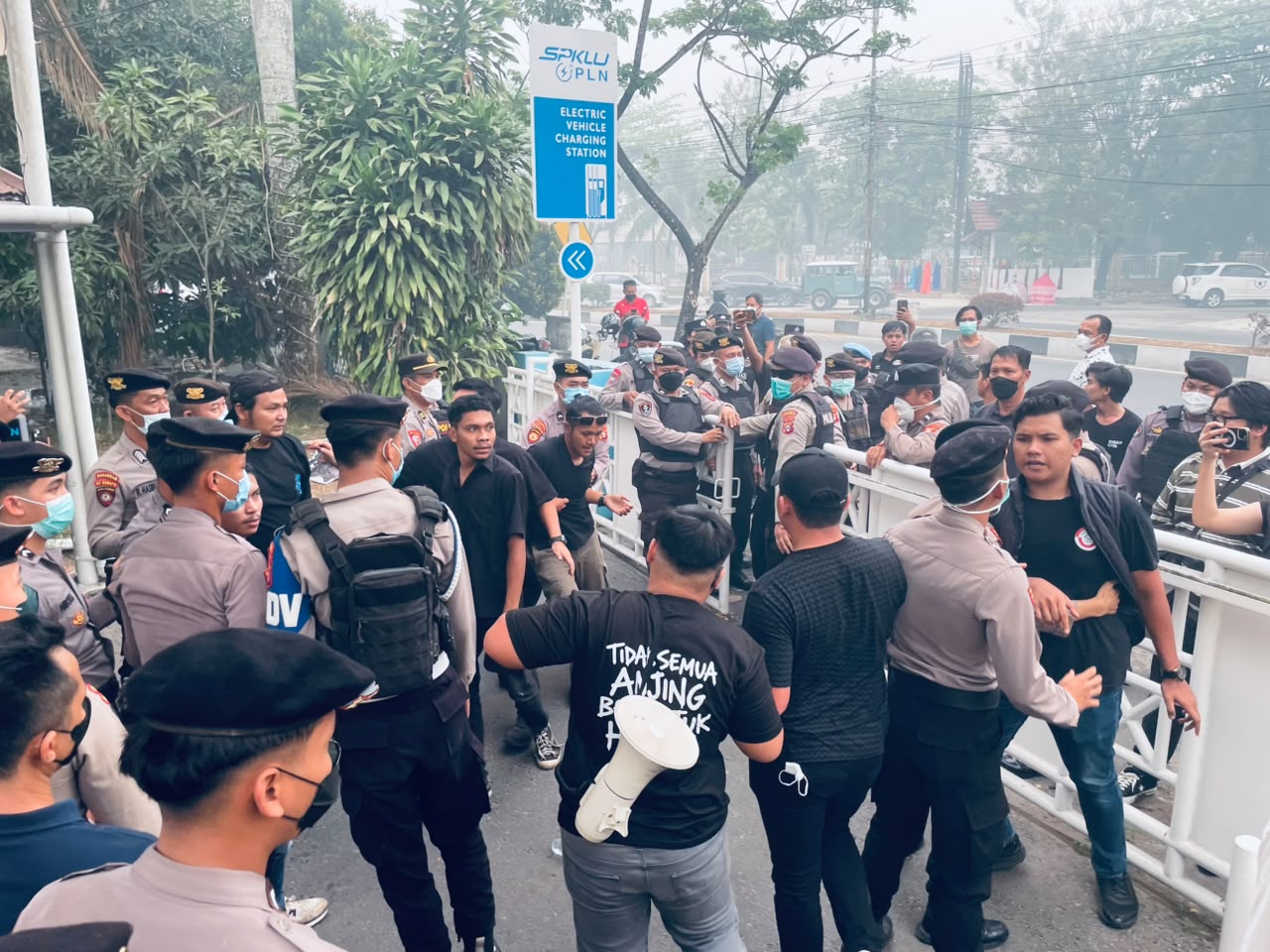 Tagih Janji, Massa Lempar Telur Busuk ke Kantor PLN